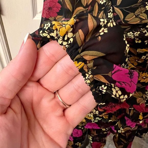 ASTR THE LABEL Dark Floral Mini Dress Ruffle and Ruched Detailing Women’s Small - Picture 4 of 10